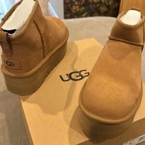 NEVER WORN platform chestnut Uggs